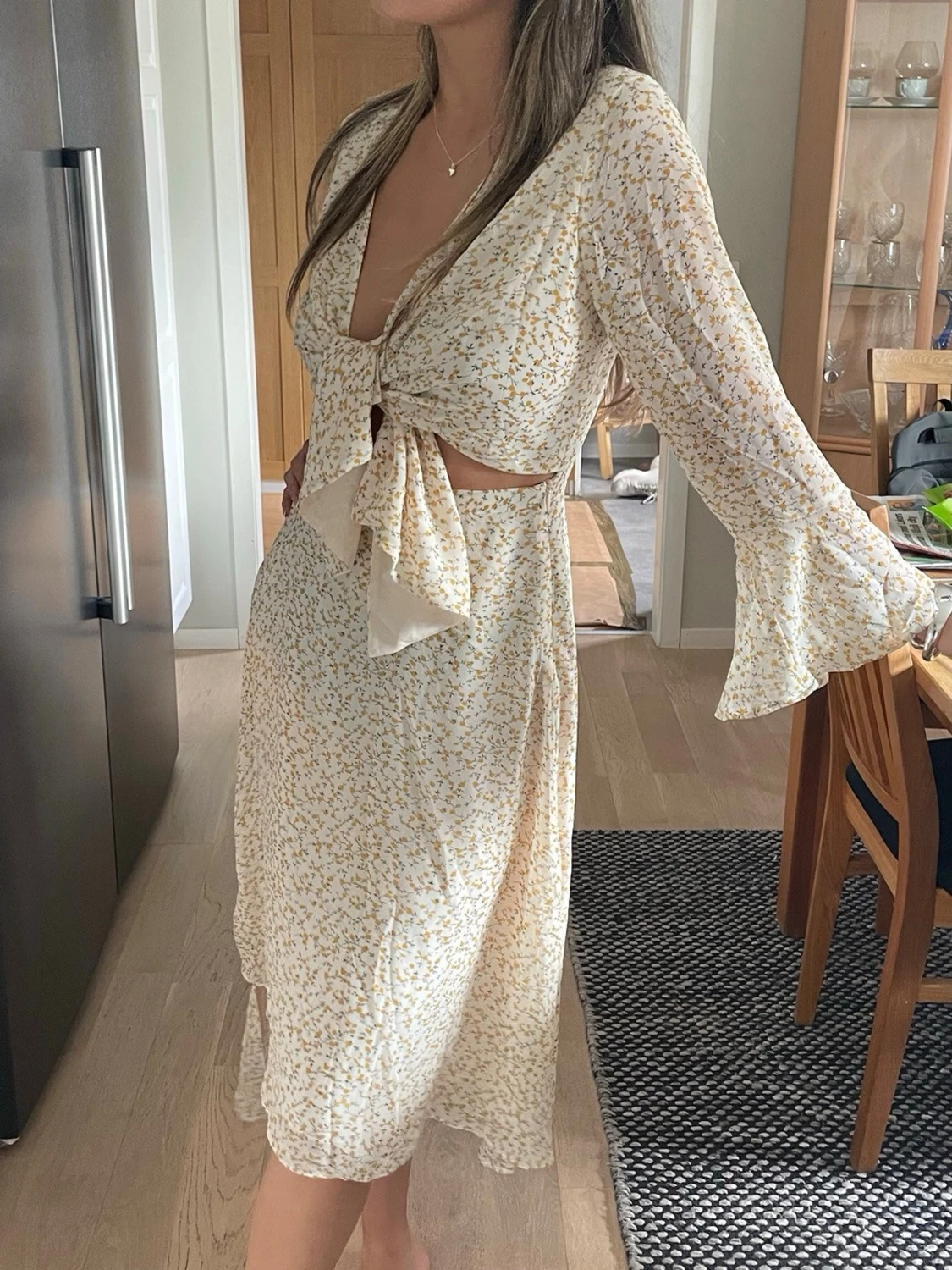 Blommig omlottklänning med knyt från Adoore  - 4