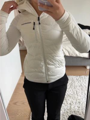Peakpreformance jacka - En peakpreformance jacka som är tunn och har dun runt om magen, ryggen samt armarna! Perfekt till en skön promenad utomhus eller en springtur. Säljs då den är för liten. Använd fåtal gånger💕 ordinarie pris ligger på ungefär 1500kr