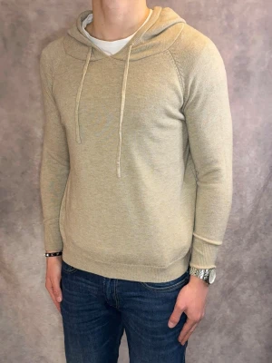 Beige Kashmir Hoodie - Stl XS/S - Riktigt snygg Kashmir hoodie utan märke | Mycket bra skick: 9/10, inga defekter, kan vara krympt | Stl: S, modellen är 177cm och väger 75kg och sitter kort, passar dig bäst vid ca 164-170cm | Hör av dig vid frågor // Galgen 🫡