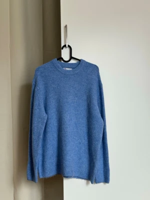 Blå stickad tröja från Zara - En blå stickad tröja från Zara. Storlek M. Knappt använd så är i väldigt bra skick. 