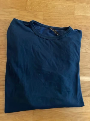 Nudie T-shirt - Svart nudie T-Shirt med mörkblåa ränder i mycket bra skick. Storlek:M