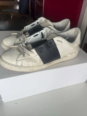 Valentino Garavani vita sneakers - Snygga vita sneakers från Valentino Garavani, tvättas enkelt för att se nya ut med tvål och papper