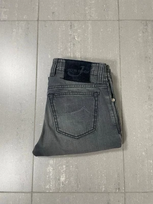 Jacob Cohën Jeans - Säljer nu dessa grå/svarta Jacob Cohën Jeans i modell Type 688, mått: 38 cm midja och 110 cm längd. skriv för fler bilder/frågor🙌🏼