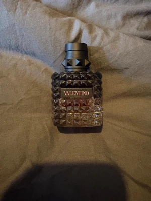 Valentino parfym med nitar - Säljer en lyxig parfym från Valentino i 30ml använd så skulle säga att det är lite mer än hälften kvar!