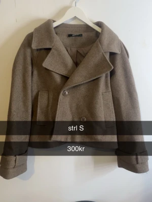 Kort brun kappa från Gina - snygg kappa från Gina tricot, strl S, inga skador eller så, fint skick💕 köparen står för frakten!!