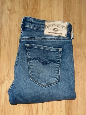 Replay jeans  - Ljusblåa replay jeans, med tajt passform. Midja 36cm, längd 105cm. JAG SKICKAR EJ FLER BILDER NÄR JAG BÄR JEANSEN! för bättre inblick i passformen rekommenderar jag att googla på modellnamnet. För storleksguide kolla måtten noggrant då jeansen alltid kan vara uppsydda heller krympta och jag ej tar emot returer :) s6,3