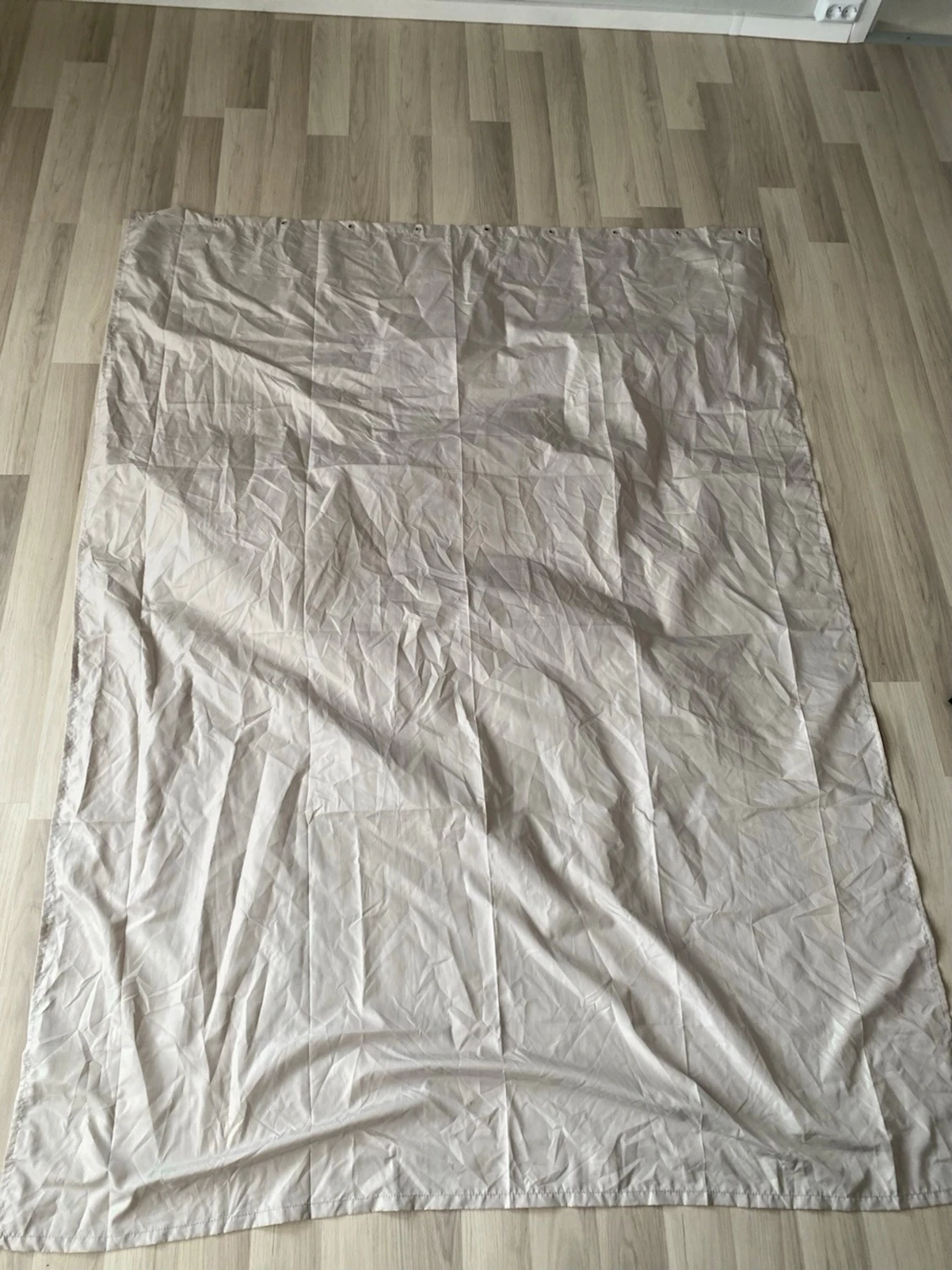 Beige duschdraperi i rektangulär form