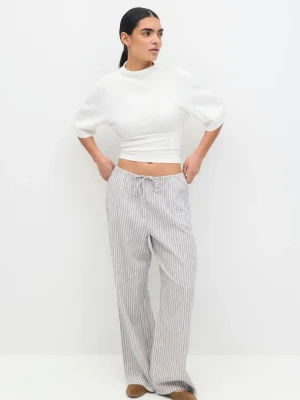 Vit croppad topp med knyt i ryggen - Trendig vit croppad topp från Gina tricot  med halvlånga ärmar och snygg knytning i ryggen.  har en slim passform som framhäver midjan. Använd få tal gånger (köparen står för frakt)