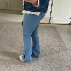 Bootcut ljusblå jeans - Snygga ljusblå bootcut jeans. Från lager 157 får inte användning av de. Så himla fin och bra passform men de är för långa på mig. Jag är 153cm. Byxorna är i storlek S/Short