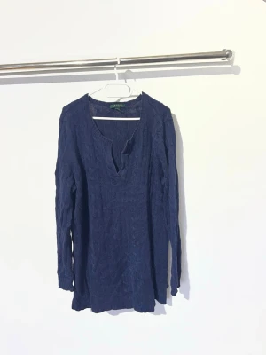 Mörkblå långärmad blus Ralph lauren - Mörkblå blus med lång ärm och v-ringad hals. Tunn och luftig modell med lätt struktur i tyget, perfekt för lager på lager. Enkel och stilren design som passar till mycket.