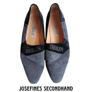 Vintage gråa skor - Vintage skor från Bally i geått och svart mocha. Är dekorerad text med olika städers namn på. Är i använt men jättefint skick