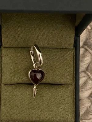 SÖKER Maria Nilsdotter örhänge  - Söker detta örhänge då jag gärna vill matcha med det jag har!