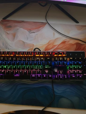 RGB mekaniskt tangentbord - Säljer ett mekaniskt tangentbord från Marvo med RGB-belysning som lyser i flera färger. Tangentbordet har svart plastchassi och tydliga symboler på tangenterna. Perfekt för gaming eller datorarbete där du vill ha snygg belysning och skön känsla.