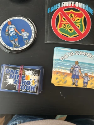 IFK Göteborg klistermärken samling -    3kr styck 300 för allt Samling med flera olika IFK Göteborg klistermärken i färgerna blå, vit, svart och gul. Motiven inkluderar text, klubbmärke, illustrationer av supportrar och humoristiska budskap. 