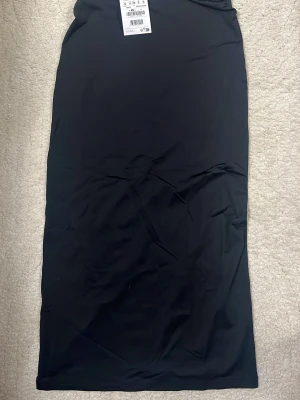 Svart långkjol  - En stilren svart långkjol från pull and bear i mjukt och stretchigt material. 