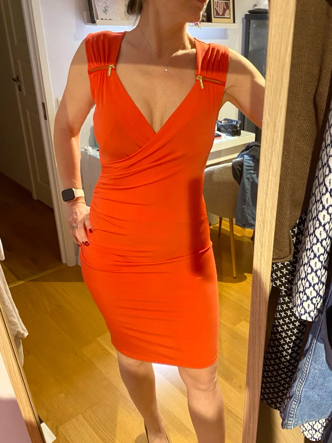 Röd omlottklänning med gulddetaljer