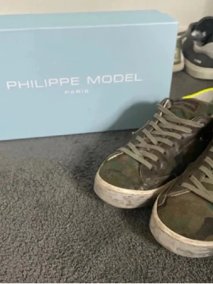 Philip model skor - Säljer ett par feta Philip model skor som inte säljs längre och är i skick 7/10 och dom kostar 4400 i nypris och dom är lite skadade i hälen och passar riktigt bra nu till sommaren! OG box medföljs! Hör av er vid frågor och funderingar!?