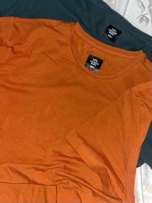  t-shirt  - En enkel och stilren rostbrun t-shirt från lager 157 i mjuk bomull. T-shirten har rund halsringning och korta ärmar, perfekt för en clean och avslappnad look. Passar till allt och är ett måste i garderoben.