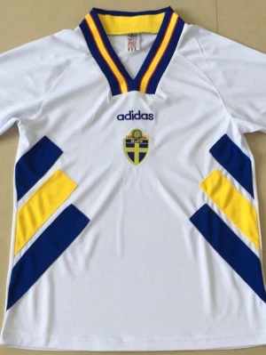Svensk landslagströja Adidas vit - Vit fotbollströja från Adidas med Sveriges landslagsemblem på bröstet. Tröjan har blå och gula detaljer på sidorna samt en V-ringad krage med blå och gula ränder. Tillverkad i lätt och ventilerande material, perfekt för träning eller match. Du kan bestämma vilken storlek du vill ha!!! Tar ungefär 15-20 dagar för att tröjorna ska komma!!!