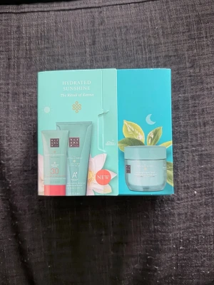 Rituals The Ritual of Karma kit - Säljer ett Rituals The Ritual of Karma Hydrated Sunshine kit med tre produkter i turkosa förpackningar. Innehåller solskyddskräm, duschgel och kroppskräm. Perfekt för dig som vill ha återfuktande och skyddande hudvård med fräsch doft.