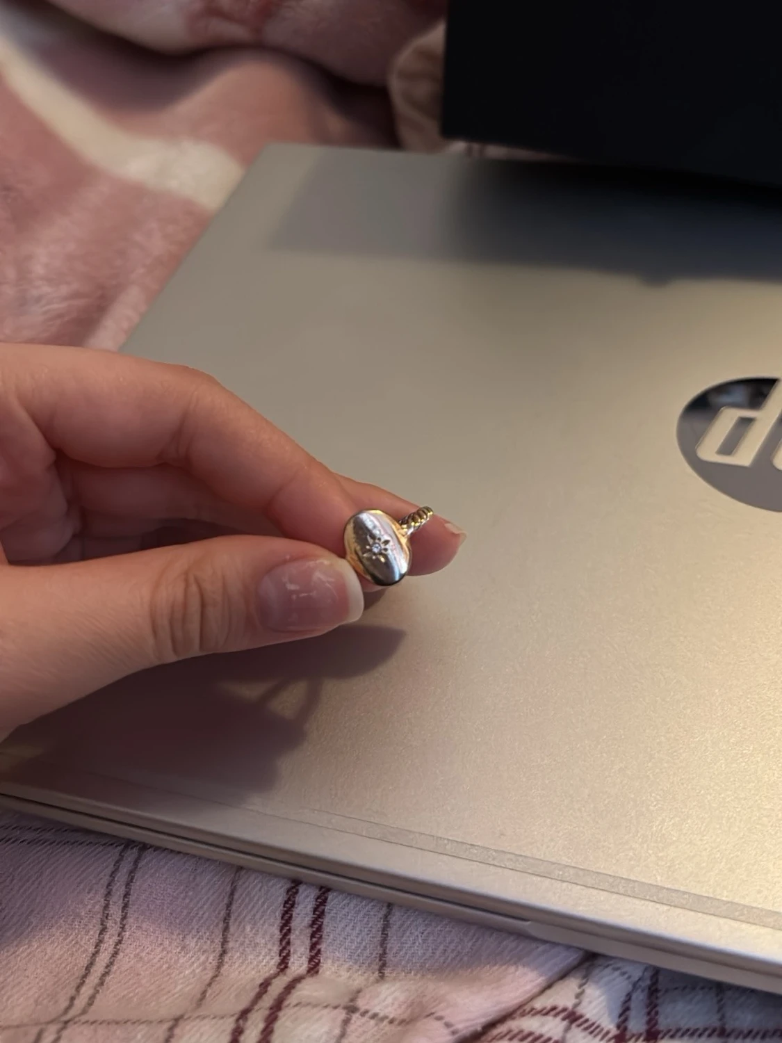 Guldig ring med silverfärgad sten/gem - 1