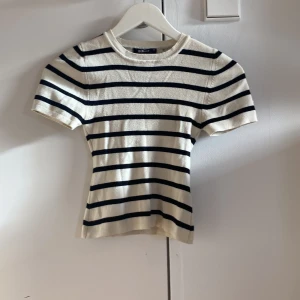 Randig topp från Gina Tricot XS - Snygg kortärmad topp som är en gammal model från Gina Tricot i storlek XS. Den är vit med marinblå horisontella ränder, står storlek XS fast passar som en XXS💛🖤