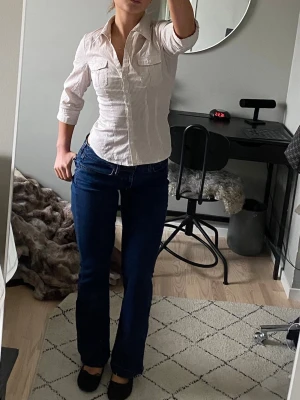 VINTAGE LEVI’S JEANS MÖRKBLÅ - Säljer ett par vintage jeans ifrån Levi’s i superlow modell med flare. Modellen heter ”715 bootcut” och säljs inte längre. Jeansen har en mörkblå färg och är i storlek 36. Passar mig som är 163cm. Väldigt stretchigt material. Helt oanvända inpricip så väldigt bra skick. 