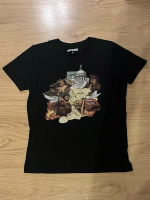 Svart Migos t-shirt med album-tryck - Cool svart t-shirt från officiella Migos merchendisen med ett unikt album tryck.