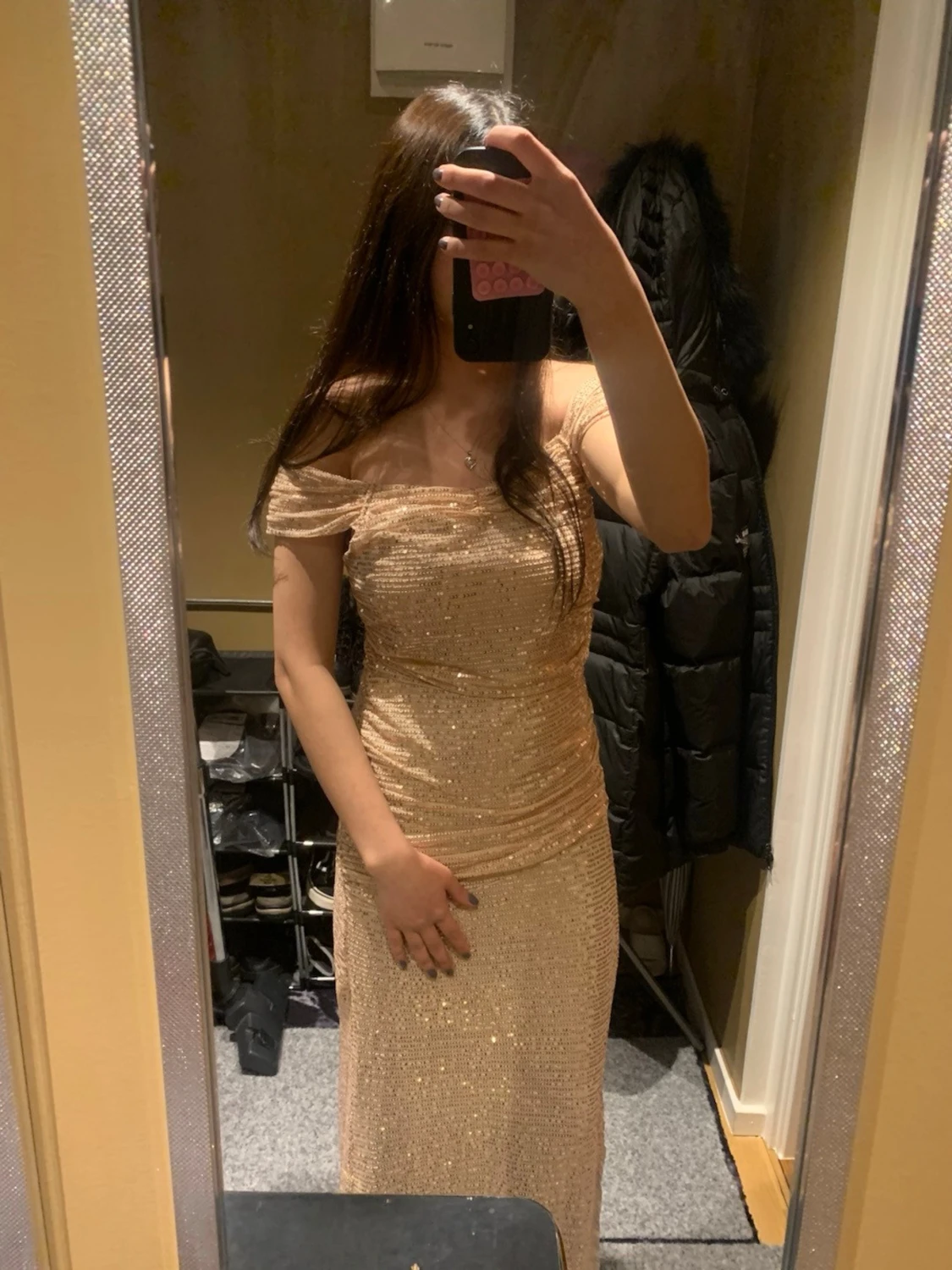 Glittrig långklänning med slits - 2