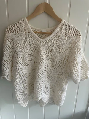 Vit virkad stickad topp - Jättefin virkat topp som köptes för länge sen men har bara legat o tagit plats i garderoben. Perfekt till sommaren när de e lite varmare!
