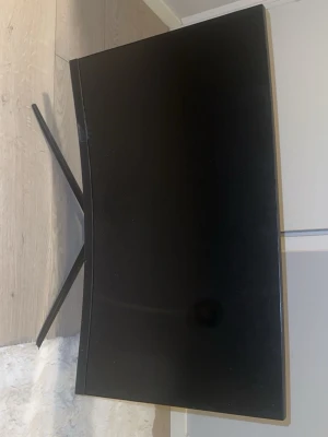 Svart böjd datorskärm från MSI - Säljer en svart böjd datorskärm från MSI med stilren design och robust metallstativ. Skärmen har tunna kanter och passar perfekt för gaming eller arbete där du vill ha en omslutande upplevelse.