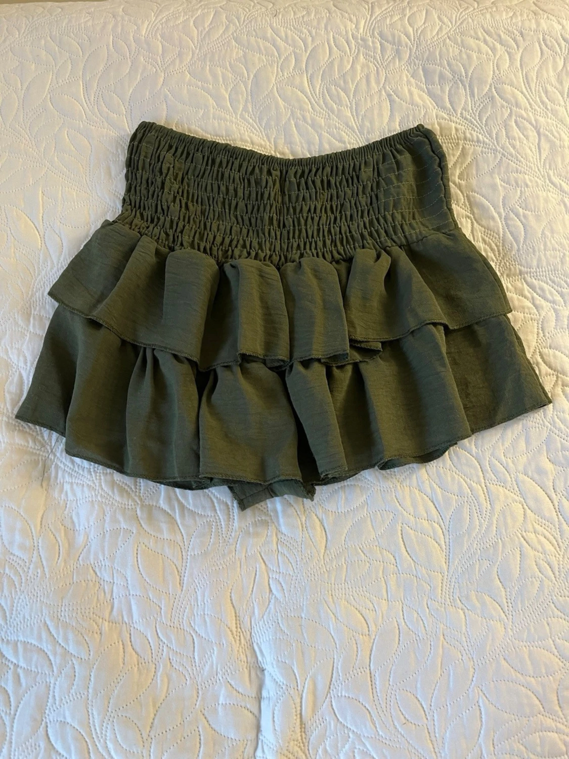 Olivgrön volangskort 