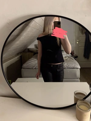 Snygg fest glitter topp💞 - Knappt använd                                                        Har vikt ner ena sidan men inget som man ser om man vill göra som ja har gjort på bilden ja, brukar ha den så.                                   För fler frågor skriv privat💕