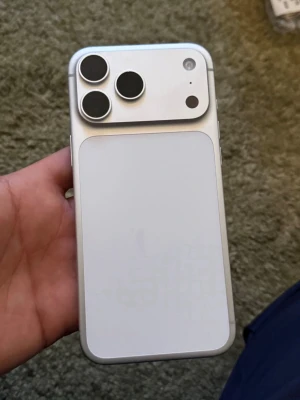 iPhone 17 pro Max 256gb - Selger en iPhone 17 Pro Max med 256GB lagring i perfekt stand. Telefonen fremstår som ny uten riper, skader eller tegn til bruk. Alltid brukt med skjermbeskytter og deksel.  Telefonen fungerer 100% som den skal