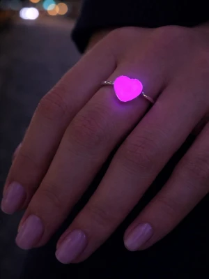 Ring med lysande rosa hjärta - Cool ring med ett hjärtformat motiv i neonrosa som lyser i mörkret. Ringen har en tunn, silverfärgad metallbas och hjärtat är slätt och blankt. Perfekt för dig som vill sticka ut och addera lite glow till din stil. Ringen är i rostfritt stål och är justerbar. 🌸✍️🏻// Handgjord & skapad av mig, tillverkat med högkvalitativt självlysande pigment för ett tydligt sken och lång livslängd. Tål vatten och missfärgas inte.
