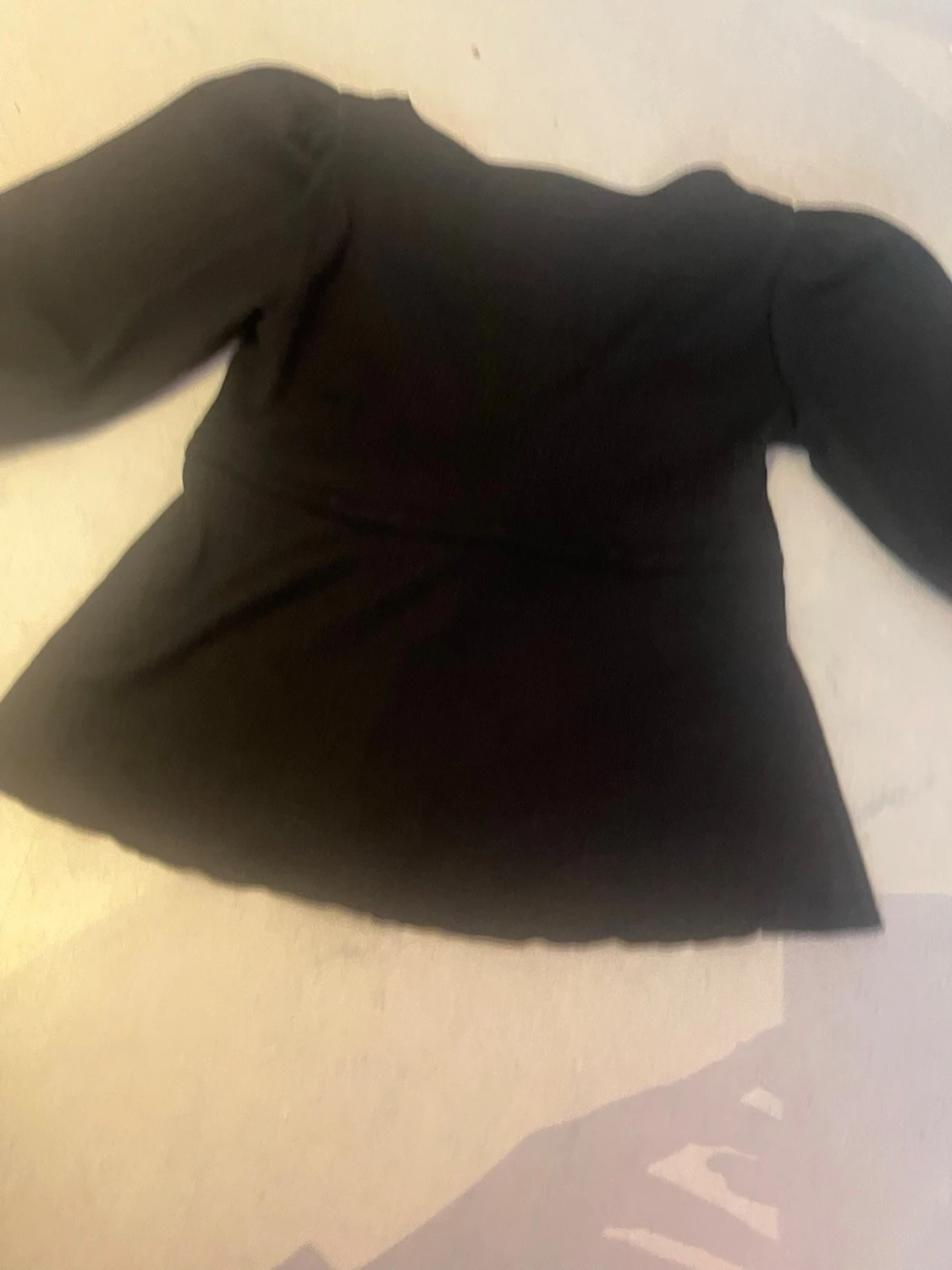 Svart topp med knyt och puffärm - 3