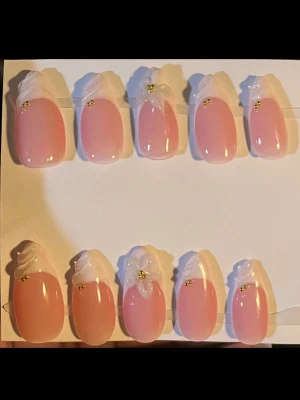 Press-on naglar rosa med 3D-blommor - Skriv gärna vid frågor eller beställningar, finns i alla storlekar och i kort eller medium längd!!💗💕Lim ingår och de är återanvändbara💖