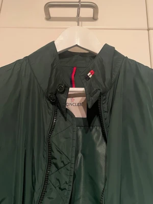 Moncler vårjacka - Hej, nu så säljer jag min mycket omtyckta och väl omhändertagna moncler jacka. Den säljs då jag har nu växt ut den. Storlek S/M. Tveka inte att höra av dig vid frågor. Kan hämtas på Lidingö eller mötas i Stockholm.                     Priset kan diskuteras vid snabb affär 🤝. 
