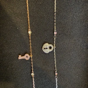 2 Swarovski armband med lås och nyckel - Jättefina och glittriga armband, har matchande halsband till dem 💕