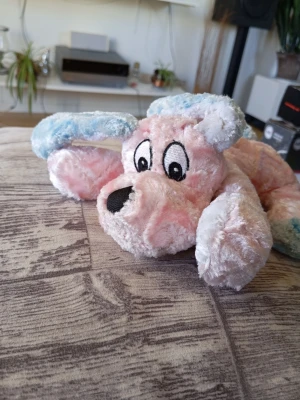 Pastellfärgad mjuk kanin - Söt mjukisdjur i form av en kanin med pastellrosa och ljusblå päls. Kaninen har långa öron och stora tassar, perfekt som dekoration eller gosedjur. Den fluffiga ytan gör den extra mysig att krama.