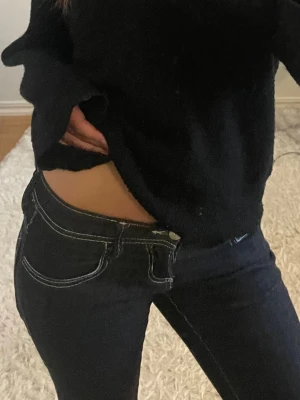 Ultra low flare jeans gina  - Säljer dessa super fina jeans från gina! Försökte hitta lite bilder där jag hade på mig dom, men vill ni ha fler bilder är det bara att höra av er💕 älskar verkligen jeansen, men tyvärr kommer de inte till användning längre. Är 171 och de sitter jättebra i längden!