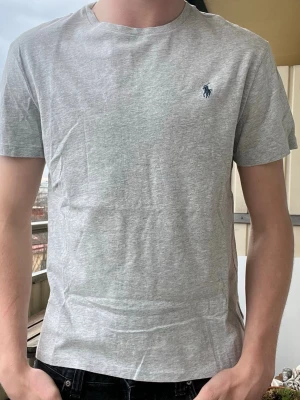 Ralph Lauren T-shirt - Helt nya Ralph Lauren T-shirts i olika färger och storlekar, perfekta till sommaren. Nypris 1000kr  Rabatt vid köp av fler! 2 för 450 (spara 50kr) 3 för 550 (spara 200kr) 4 för 600 (spara 400kr)  Modellen på bilden är 190 och väger 85 men de är tts så välj den storlek ni brukar ha. 