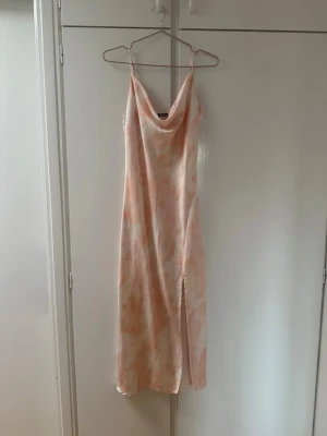 Satinklänning  med slits - - Använd fåtal gånger - Slits i benet  - Justerbara band  - Storlek 36