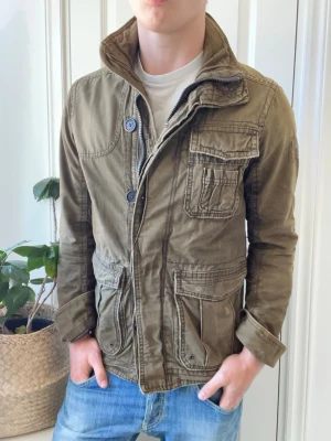 Abercrombie and fitch jacka  - Abercrombie and fitch jacka, Inga defekter! Modellen i bilderna är 180 cm 75 kg och bär Storlek S , Kom med frågor! 🌟 (Kan gå ned i pris vid köp av paket 😉) 