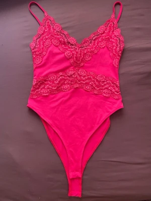 Spets body Zara - Super snygg rosa spets body från Zara! Endast testad! Lite liten i storleken skulle säga att 170 och under kan ha den då den va lite kort på mig som är 178cm! Köpt från Vinted förut nästan helt oanvänd