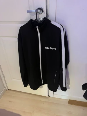 Palm Angels tröja  - Säljer nu min Palm Angels tröja som ja bara använt  2-3 gånger, den är riktigt fin och fräsch och knappt använd.