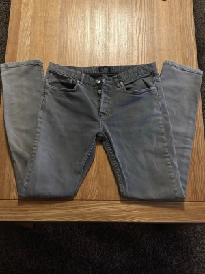 Grå A.P.C jeans - Säljer ett par snygga A.P.C jeans! Storlek 32, och sitter riktigt bra. Passar med allt man kan tänka sig! Hör av er vid funderingar eller pris! ☺️.
