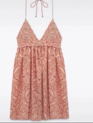 ZARA klänning - ❗️INTE MINA BILDER❗️men i toppen skick. Priset går att diskuteras💕 Supersöt klänning med paisleymönster i rosa toner. Djup V-ringning, tunna axelband som knyts i nacken och luftig passform. 