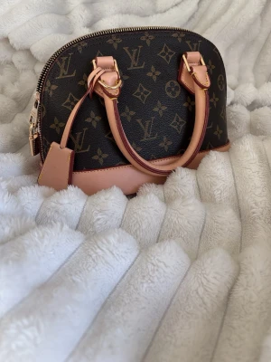 Väska  - Jätte vacker väska som inte kommer längre till användning. Skriv för fler funderingar. (Inga skador) 🤍