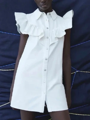 Denimklänning med volang - Jättesöt vit klänning i denim från Zara! Skriv ifall du har frågor eller vill ha fler bilder☺️